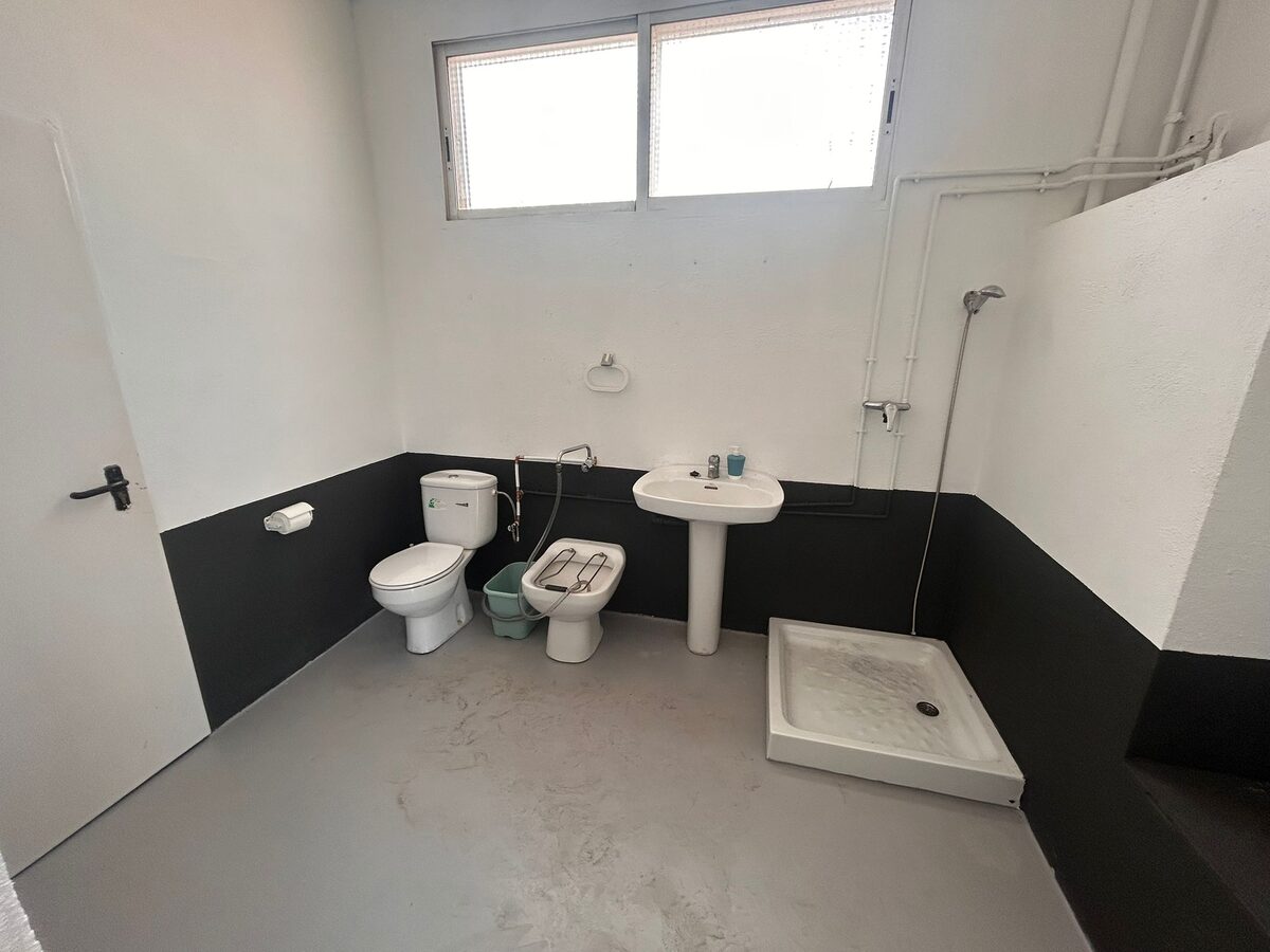 Baño con ducha, lavabo e inodoro para clientes del parking de caravanas en Silla Baño con ducha, lavabo e inodoro para clientes del parking de caravanas en Silla