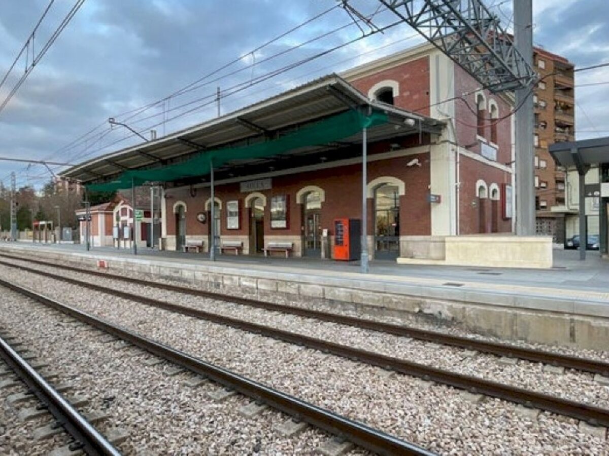 Estación de tren de Cercanías de Silla, con conexión con el Metro y el Aeropuerto de Valencia Estación de tren de Cercanías de Silla, con conexión con el Metro y el Aeropuerto de Valencia