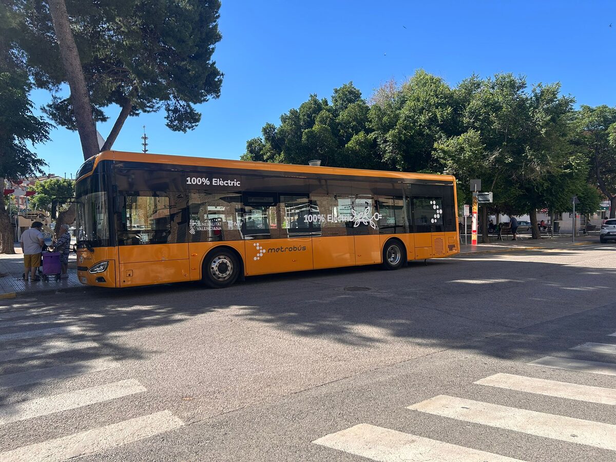Autobús metropolitano eléctrico en una parada de Silla, Valencia Autobús metropolitano eléctrico en una parada de Silla, Valencia